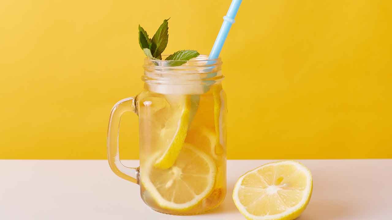 Water lemon in the morning: the way to improve your health