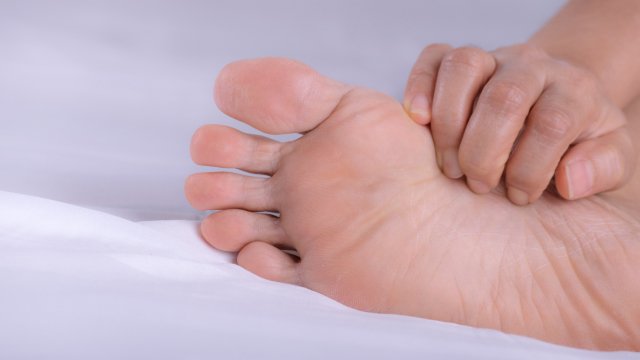 Itchy feet at night Symptoms and remedies - youwillfit